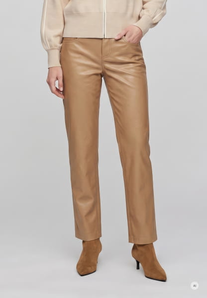 Barrel-fit jeans made of soft faux leather