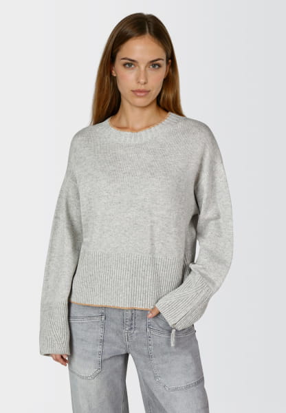 Pullover with zipper detail