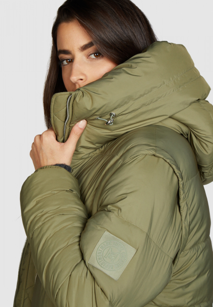 Outdoor coat with voluminous hood
