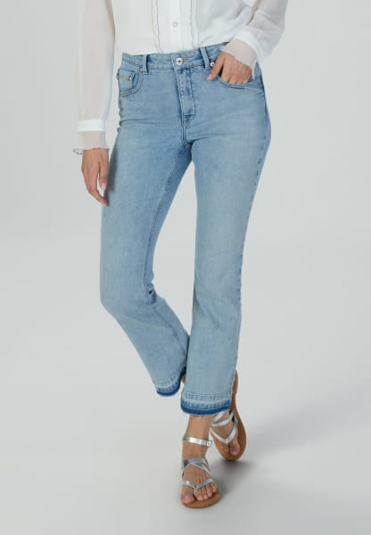 Cropped Flared Jeans mit Schmuckapplikation