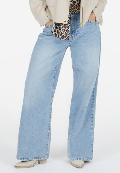Jeanshose mit weitem Bein