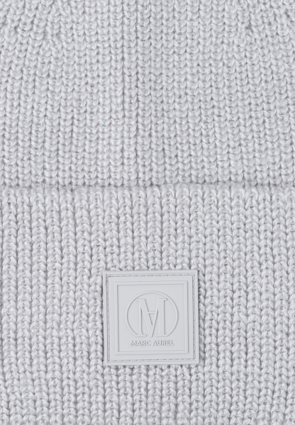 Knitted cap with logo badge
