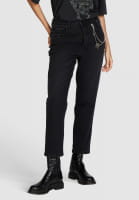 Cropped Mom Jeans aus Black Denim mit Schmuckkette