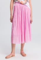 Pleated skirt with gleaming look
