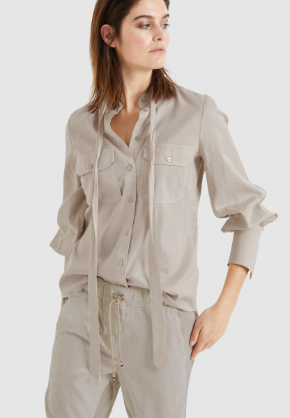Sustainable blouse in a sporty look
