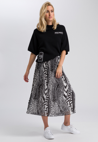 Pleated skirt with ethno-print