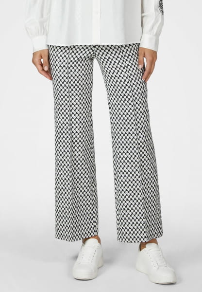 Pants made from patterned jacquard