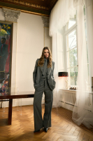Blazer und Schmuckbadge